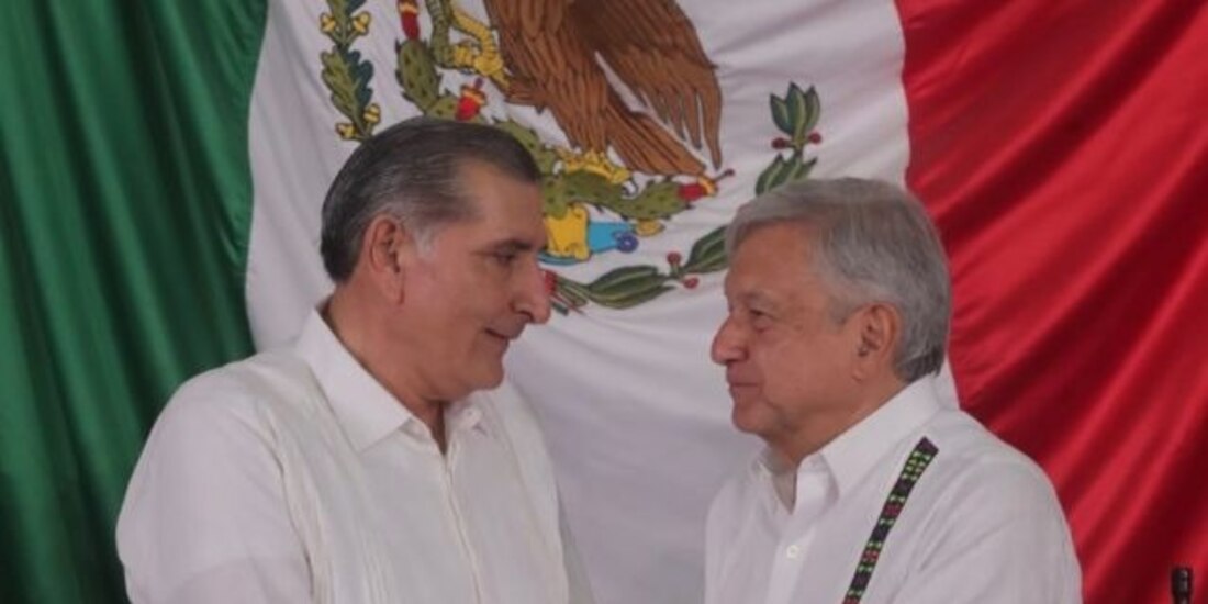 Adán Augusto López (izq.) junto al presidente Andrés Manuel López Obrador (der.).
