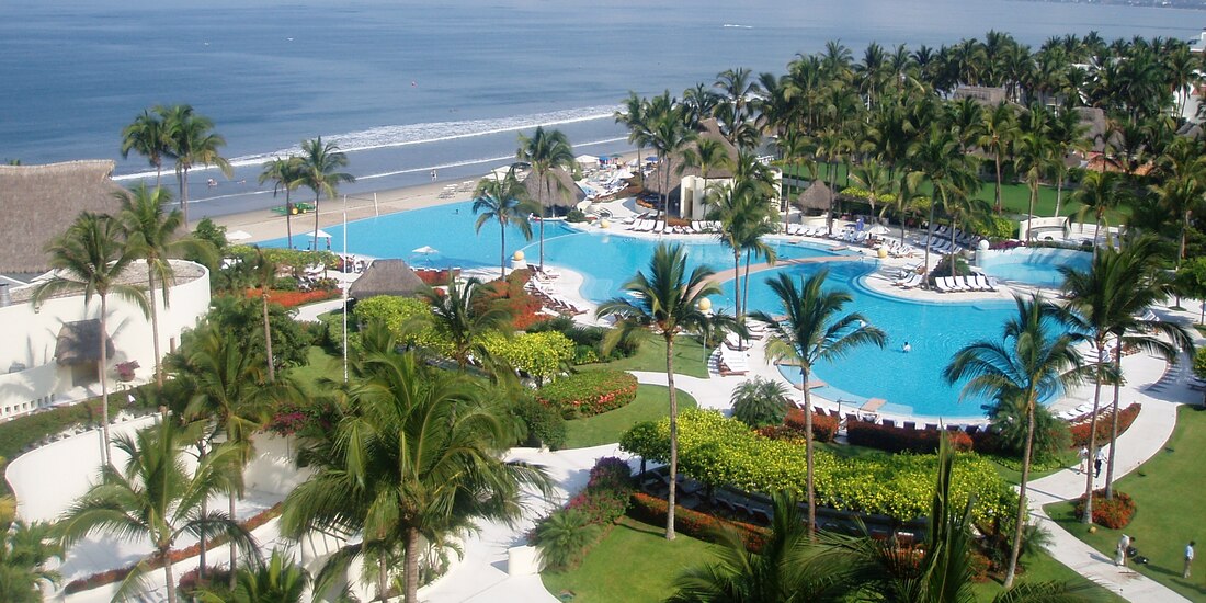 Bahía de Banderas. Es una de las bahías más grandes del país con una extensión de 115 kilómetros.
En este lugar, durante la Conquista, los indígenas salieron a defender sus tierras con
armas y banderas, de ahí el nombre. Ofrece bellos paisajes por sus sierras montañosas.