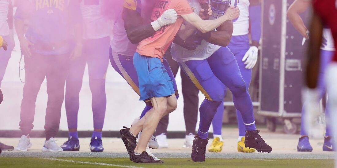 Fan invade el partido del Monday Nigth entre Rams vs 49ers para revelar el género de su bebé