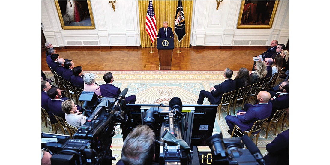 El presidente de EU, Donald Trump, habla en el Salón Este de la Casa Blanca, ayer.