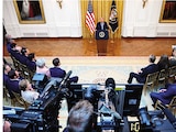 El presidente de EU, Donald Trump, habla en el Salón Este de la Casa Blanca, ayer.