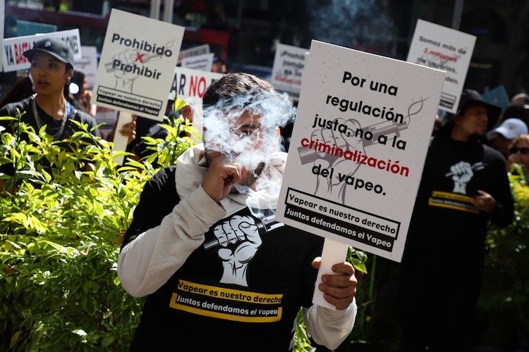 Usuarios de vapeadores piden que no se prohiba su uso, el 10 de diciembre.