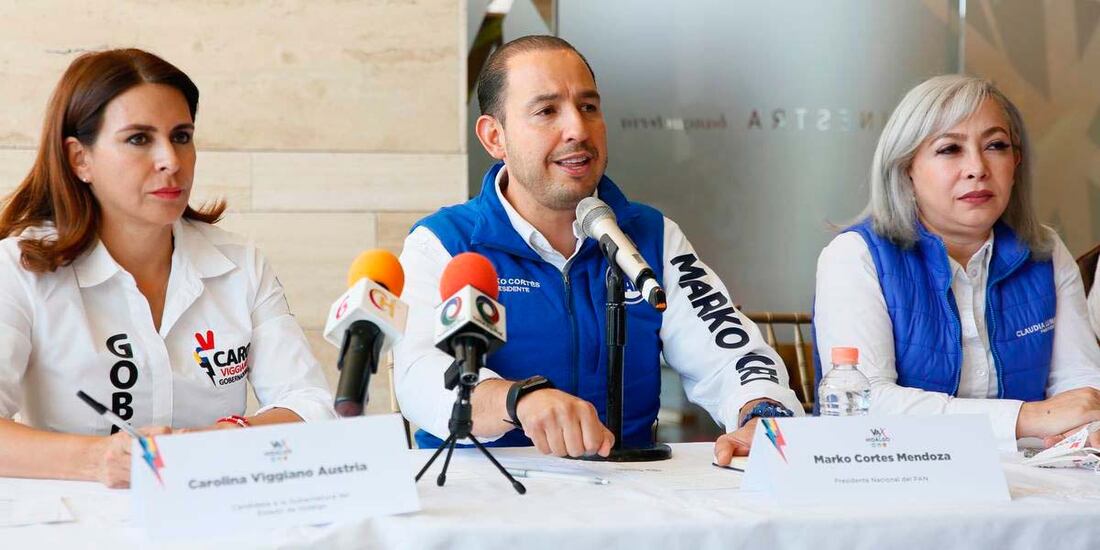 El dirigente nacional del PAN, Marko Cortés, con la candidata de Va por Hidalgo, Carolina Viggiano