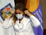 Amalia Becerra, subdirectora del Hospital Metropolitano, se coloca un cubrebocas al concluir la conferencia de prensa.