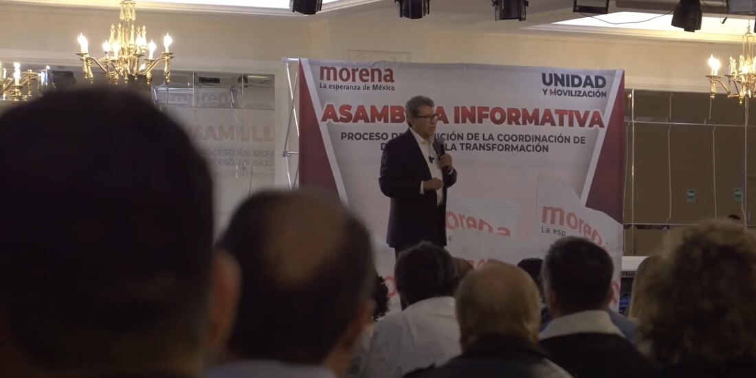 El aspirante en asamblea en CDMX, ayer.