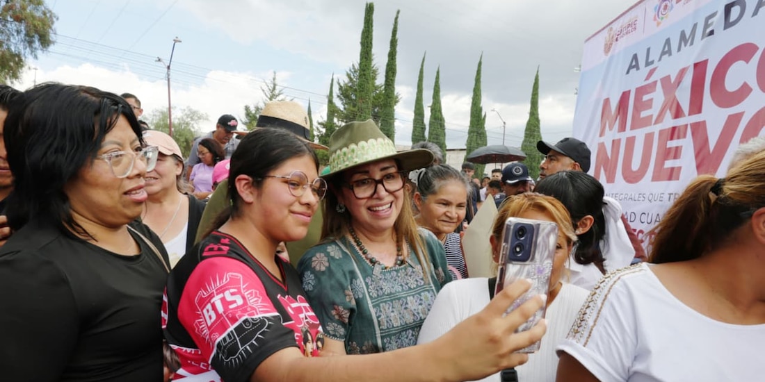 La Alcaldesa de Ecatepec con vecinos.