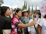 La Alcaldesa de Ecatepec con vecinos.
