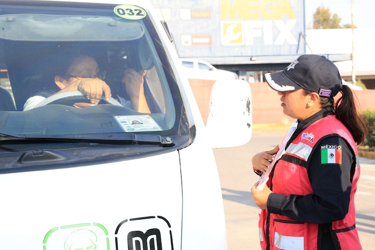 Elementos municipales colocan Puntos Violeta en unidades de transporte público, creando redes de apoyo con transportistas y pasajeros.