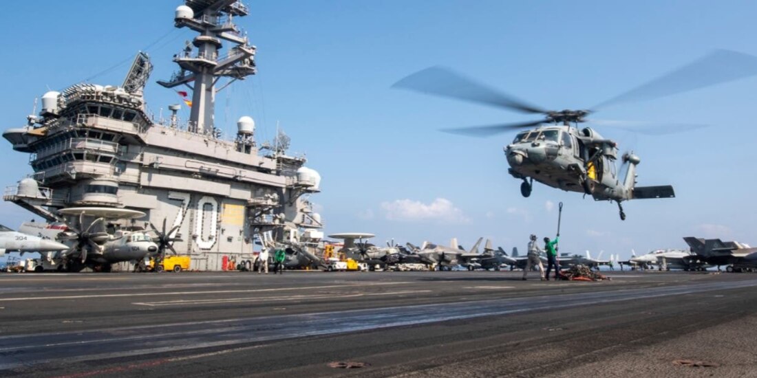 Helicóptero MH-60S Sea Hawk sobrevolando el portaaviones USS Carl Vinson, ayer.