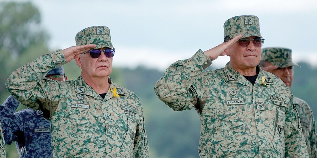 Ricardo Trevilla, próximo secretario de la Defensa Nacional (izq.), y Luis Cresencio Sandoval, actual titular, ayer.