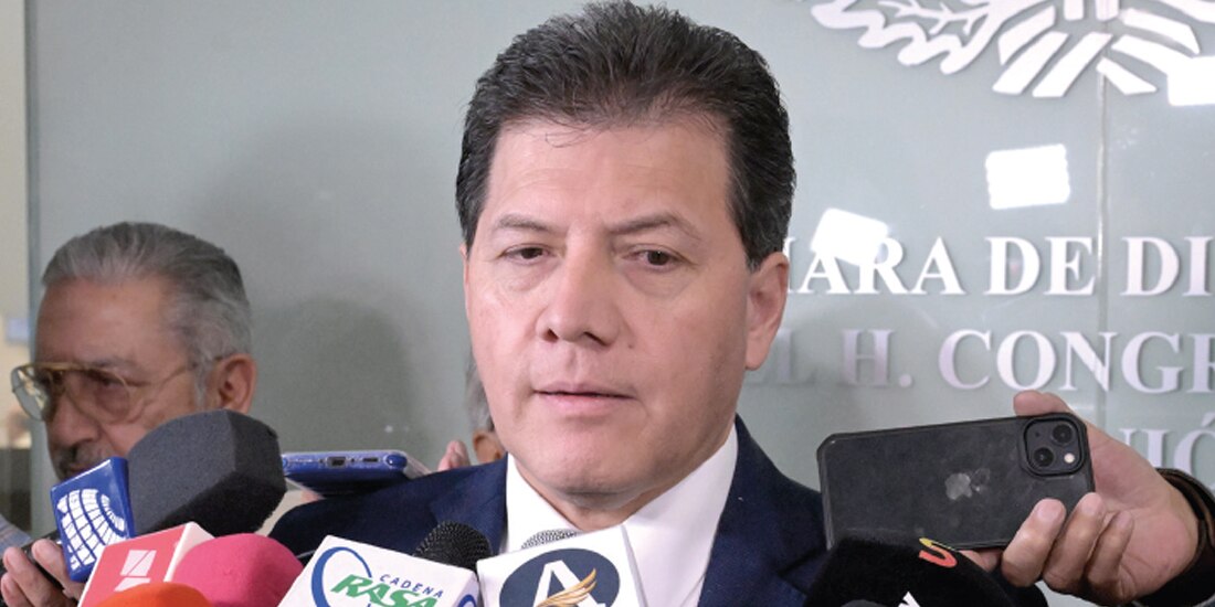 El legislador Víctor Hugo Lobo Román, ayer, en declaraciones con medios.