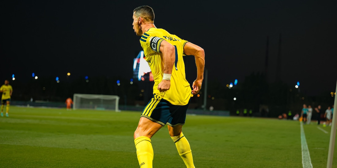 Cristiano Ronaldo celebra su gol de cabeza en la victoria del Al-Nassr sobre el Al-Faisaly.