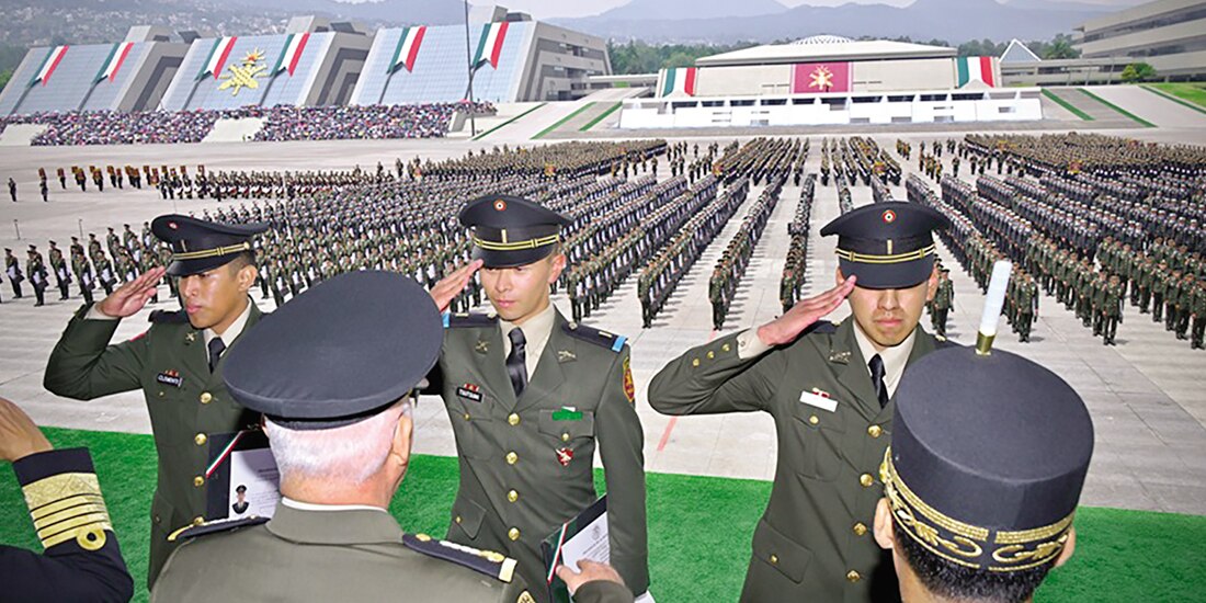 OFICIALES del Ejército que recibieron su
título de licenciatura, ayer.