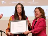 Carmen Boullosa recibe el Premio Inés Arredondo.