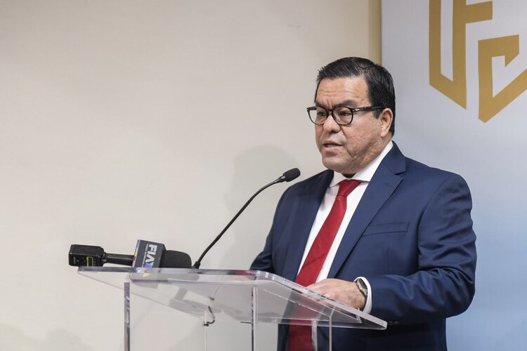 El Fiscal Anticorrupción de Chihuahua, Abelardo Valenzuela Holguín declaró prófugo de la justicia a Javier Corral