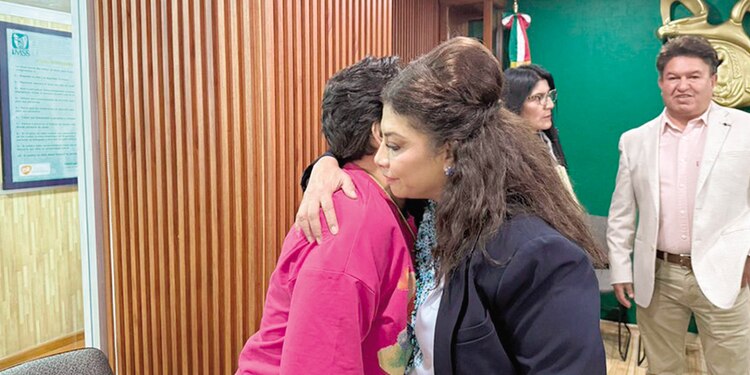 La jefa de Gobierno, Clara Brugada, abraza a la familiar de un paciente, ayer.