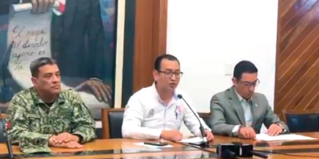 El secretario de Seguridad Ciudadana de Irapuato, Ricardo Benavides Hernández (al centro), en conferencia de prensa, ayer.