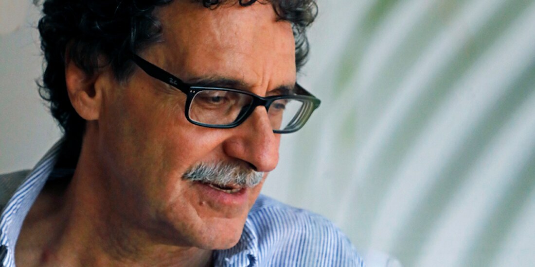 El autor, en una foto promocional de su libro.