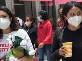 Dos mujeres con cubrebocas caminan en el Centro Histórico de la Ciudad de México