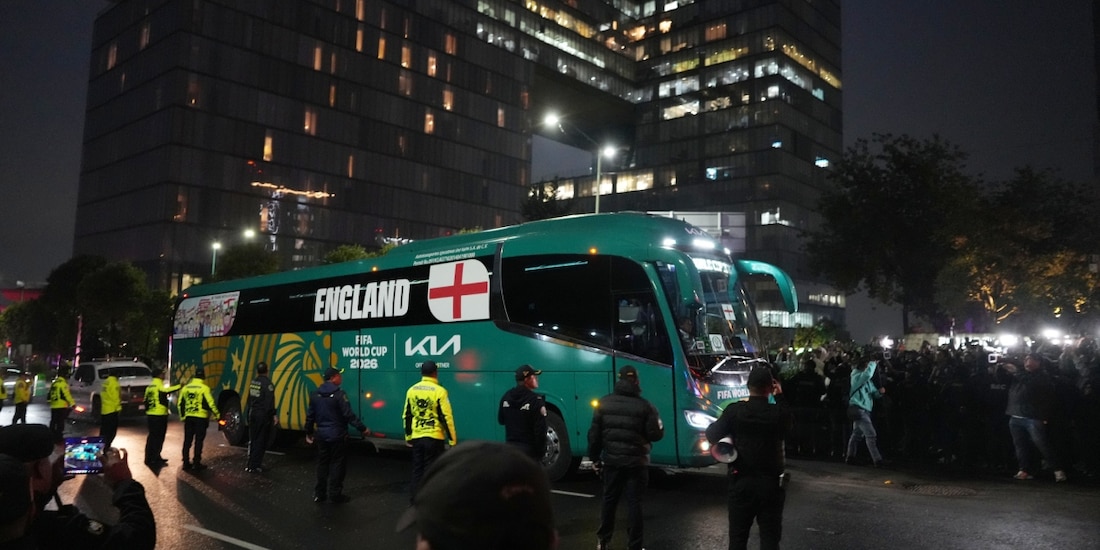 El autobús de Inglaterra a su llegada a su hotel de concentración en México.