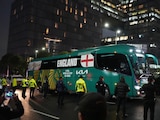 El autobús de Inglaterra a su llegada a su hotel de concentración en México.