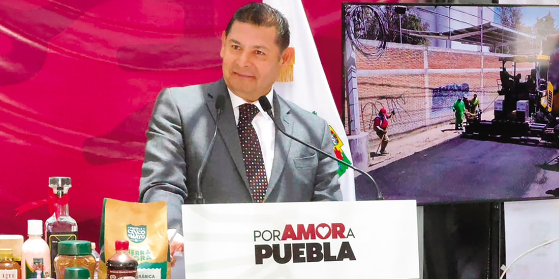 El gobernador Alejandro Armenta, ayer, en conferencia.