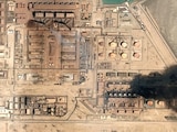 LA IMAGEN satelital muestra humo de la planta de desalinización de Subiya Power and Water, en Subiya Kuwait, ayer
