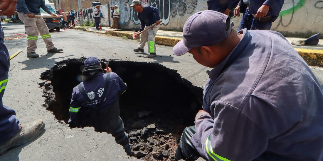 En la imagen, un socavón provocado por las lluvias en la alcaldía Xochimilco.