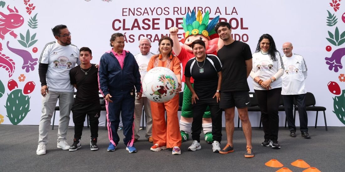 Clara Brugada inaugura ensayos para romper récord de la Clase de Futbol Más Grande del Mundo.