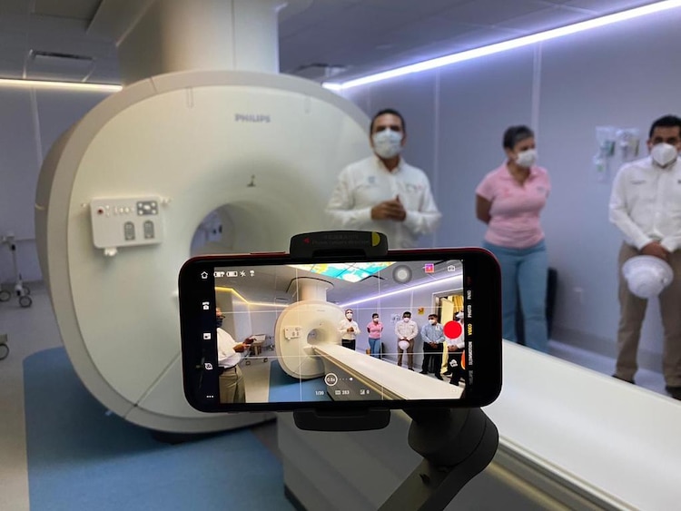 Tiene más de 50 consultorios generales y de especialidades, 12 quirófanos, 4 salas de expulsión, 250 camas censables y 157 no censables