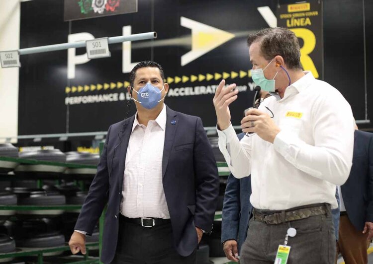 Diego Sinhue (de saco) dialoga con el vicepresidente de la Región Norteamérica de Pirelli, Pietro Berardi, durante un recorrido por la empresa.