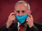 El subsecretario Hugo López-Gatell se retira cubrebocas en una conferencia, el pasado 28 de julio.