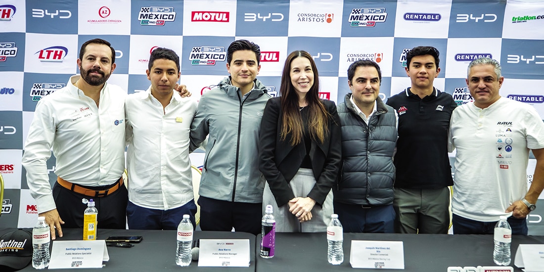 Directivos y pilotos, en la conferencia de la unión entre ambas marcas.