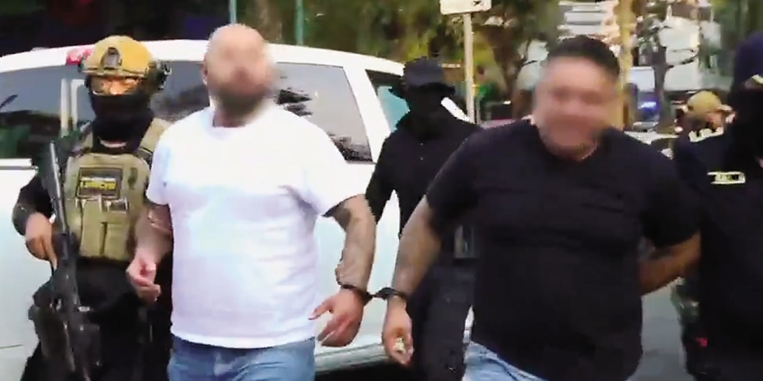 Agentes llevan hasta el Ministerio Público a dos sujetos aprehendidos.