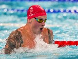 Adam Peaty durante los 100 metros pecho varonil de París 2024.