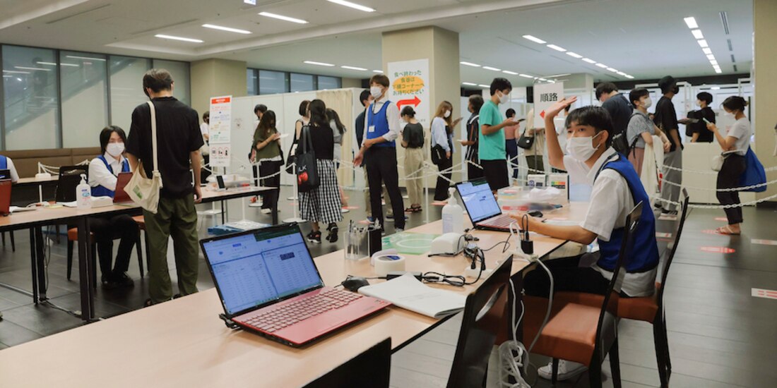 Ciudadanos hacen fila en un centro de vacunación ubicado en la Universidad de Tokio, el pasado 2 de agosto.