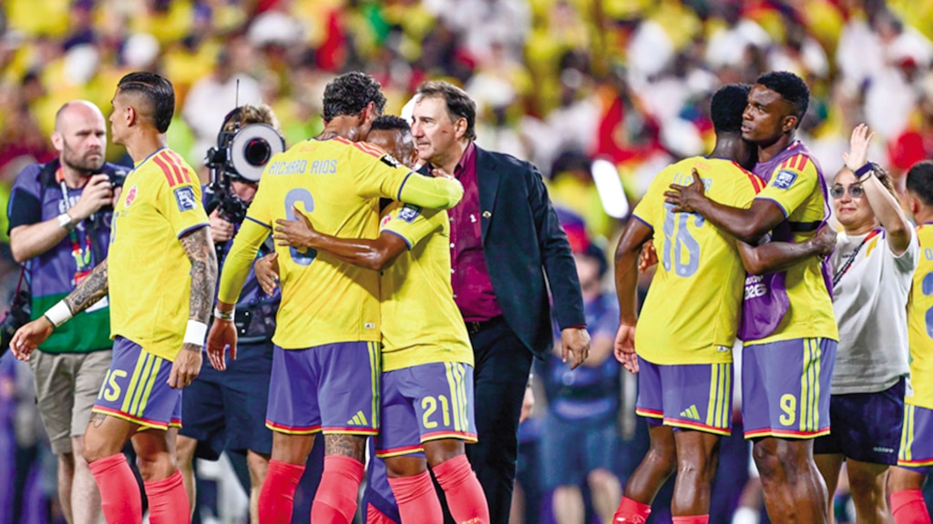 Jugadores sudamericanos y su DT celebran el viernes pasado.