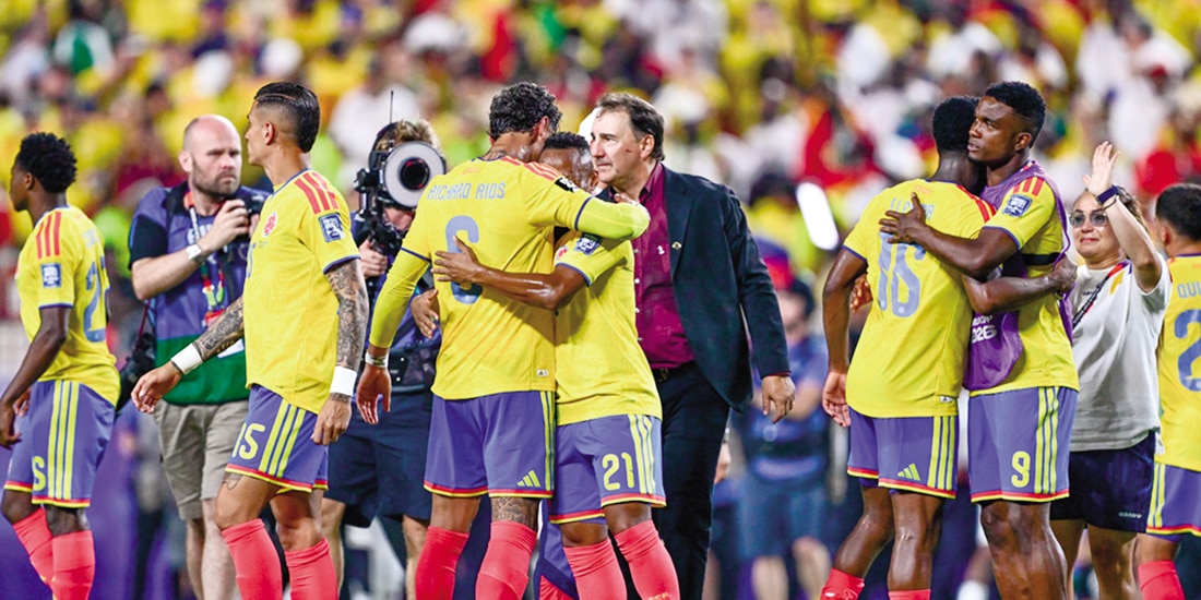 Jugadores sudamericanos y su DT celebran el viernes pasado.
