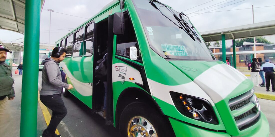 Pasajeros de la Ruta 39 suben a un camión que no exhibe la nueva tarifa, ayer.