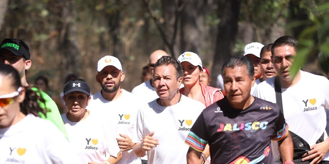 Pablo Lemus Navarro, candidato a la gubernatura de Jalisco, corre junto a corredores en el Bosque Los Colomos.