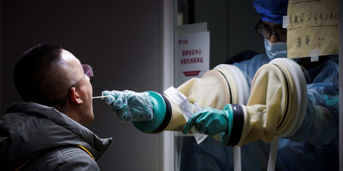 En China aplican pruebas rápidas y restringen movilidad; en Europa 6 países rompen picos.