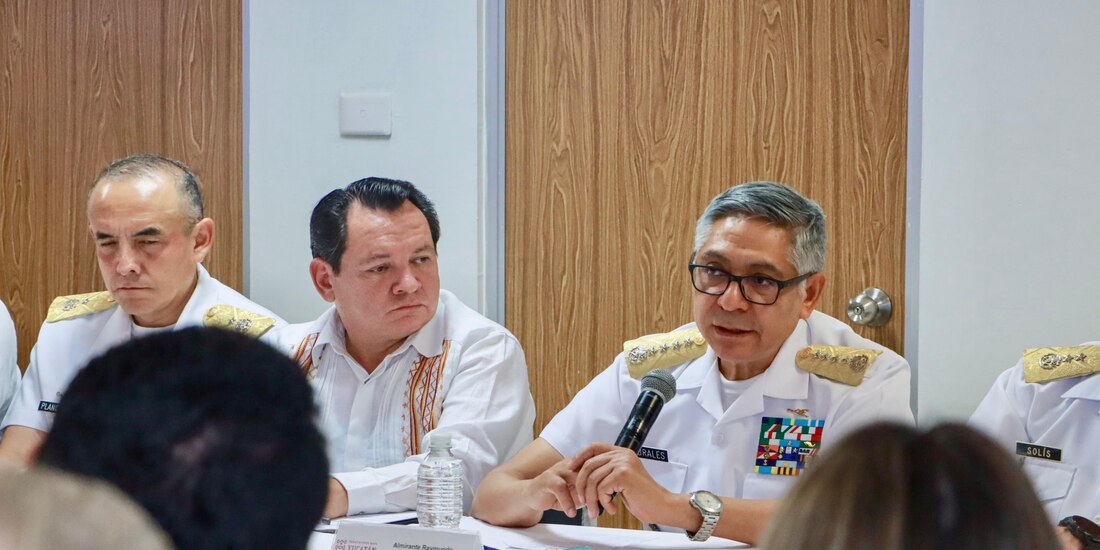 Gobernador Joaquín Díaz Mena y almirante Raymundo Morales Ángeles lideran esfuerzos para modernizar el Puerto de Progreso.