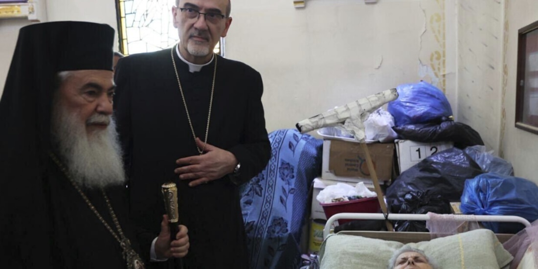 Los patriarcas Teófilos III (izq.) y Pierbattista Pizzaballa visitaron ayer a una de las heridas en el ataque en el enclave.