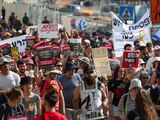 Ciudadanos exigen a su país el retorno inmediato de rehenes, ayer, en Jerusalén.