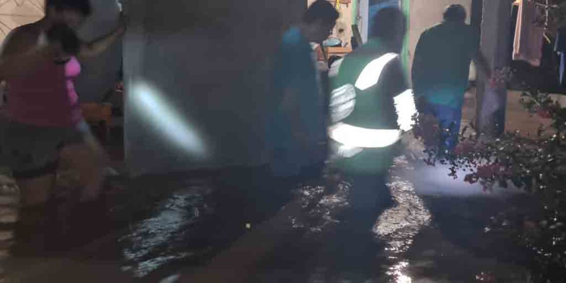 Pobladores dejan su casa tras las severas inundaciones, a causa del desbordamiento del río Cazadero.