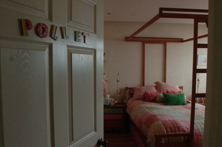 Vista de la recámara de la menor tomada el 27 de marzo de 2010, tres días antes de que los restos fueran localizados en ese mismo lugar, envueltos en sábanas.