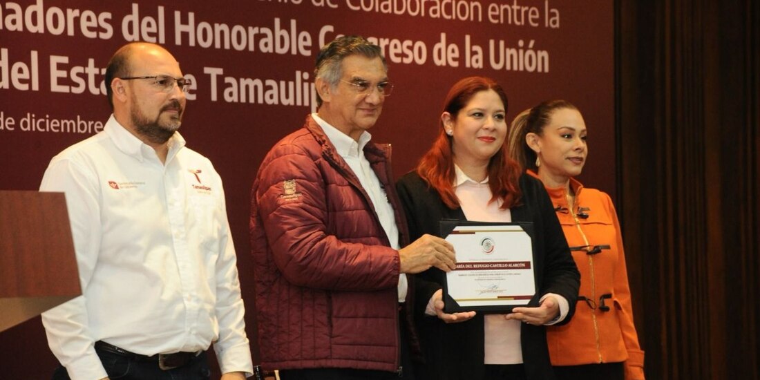 Américo Villarreal entrega reconocimientos a servidores públicos capacitados por el Senado.