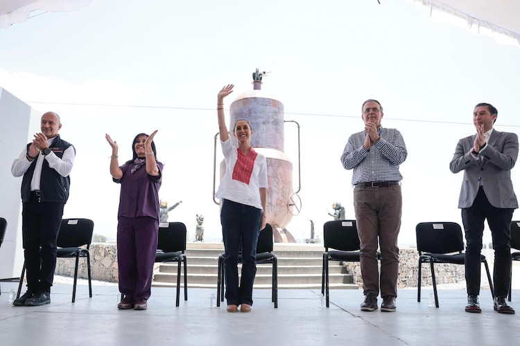 Acompañada por Marcelo Ebrard, la titular del Ejecutivo supervisa las 53 hectáreas destinadas al desarrollo regional.