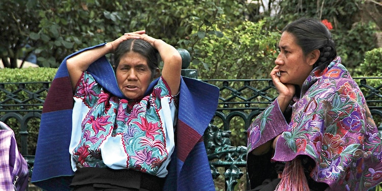 MUJERES indígenas en San Cristóbal de las Casas, Chiapas, en foto de archivo.