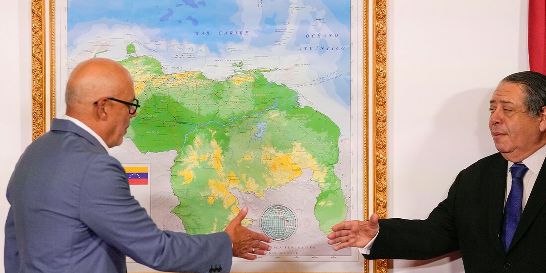 El presidente de la Asamblea Nacional, Jorge Rodríguez (izquierda), y el presidente de la Comisión Especial para la Defensa de Guyana Esequibo, Hermann Escarra, se dan la mano después de revelar el nuevo mapa de Venezuela que incluye el territorio del Esequibo, una franja de tierra administrada y controlada por Guyana pero reclamada por Venezuela, en Caracas, Venezuela, el viernes 8 de diciembre de 2023